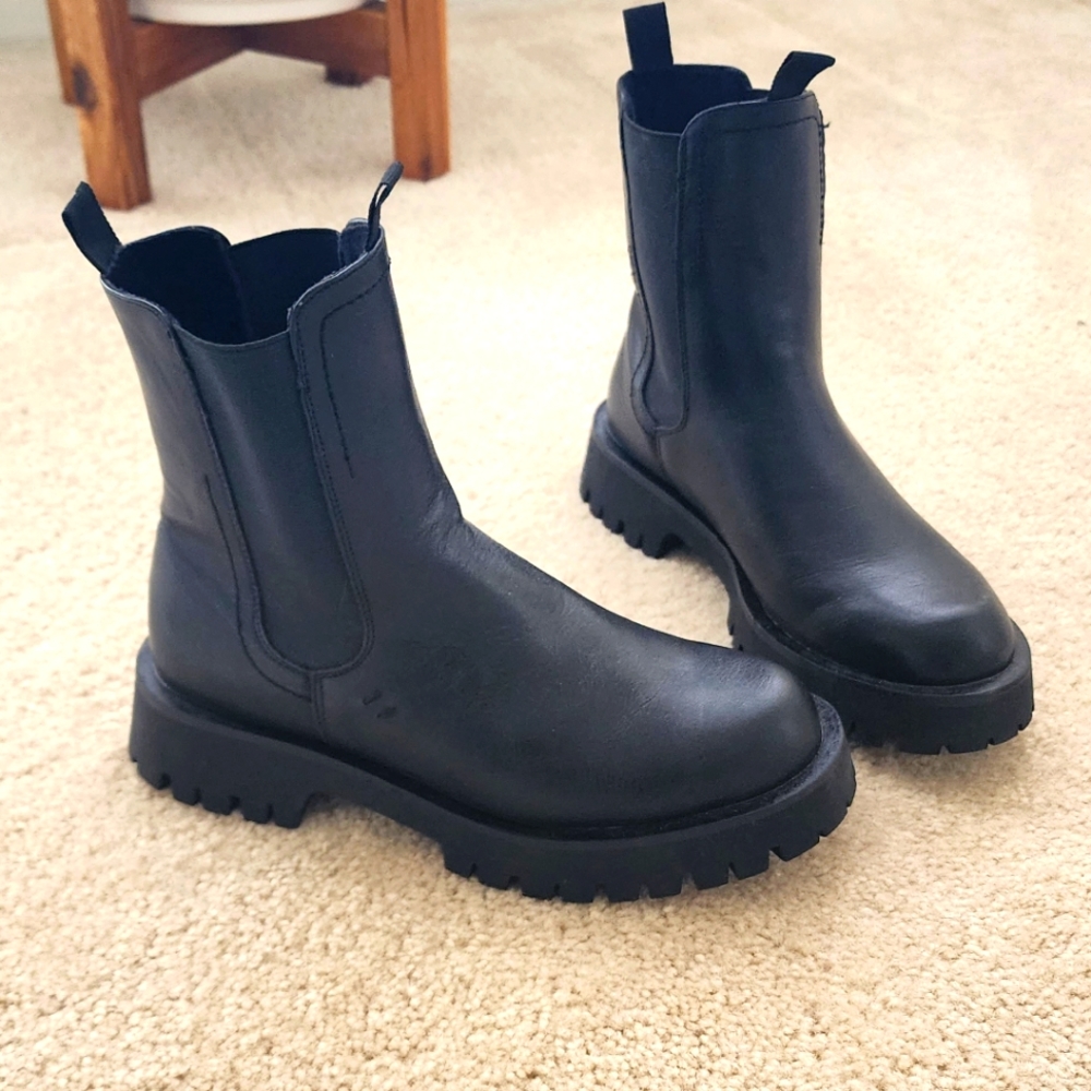 Chelsea  Boots Low heeled Lug sole